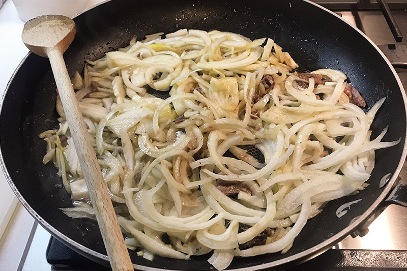 04 Spaghetti in salsa di acciughe e cipolle