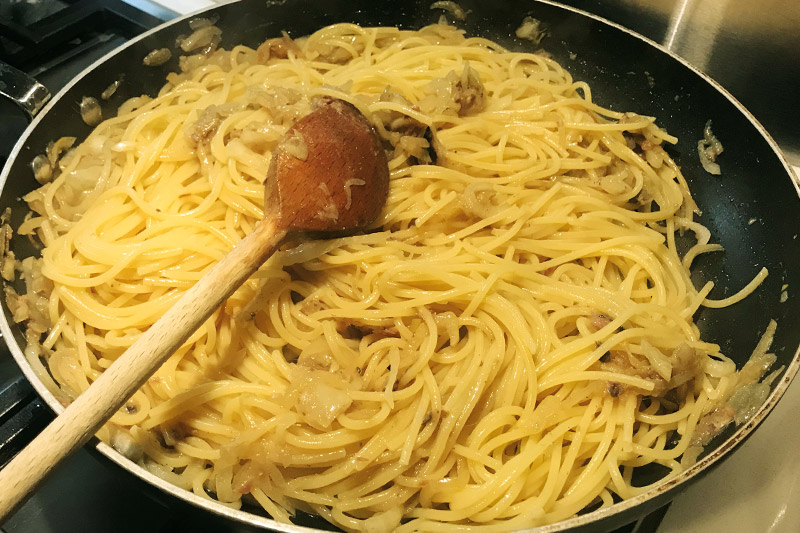 06 Spaghetti in salsa di acciughe e cipolle